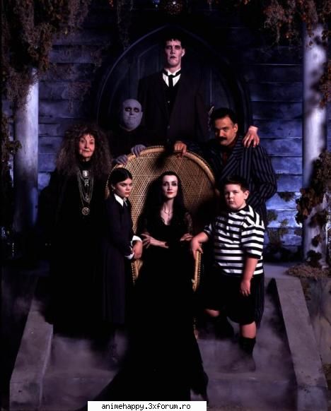 noua familie addams amuzant era serialul familia asta    eram mica cand vedeam mereu imi